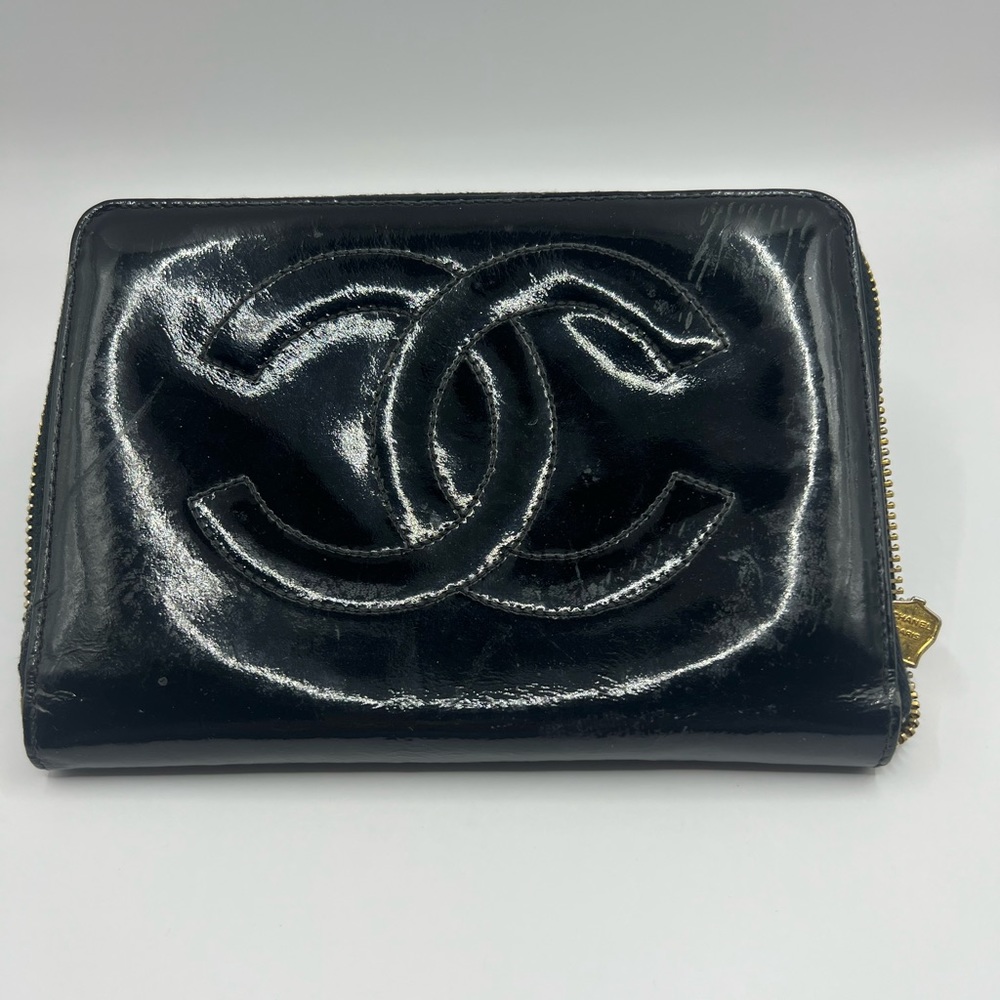 AUTHENTIC BLACK VINTAGE CHANEL PATENT LEATHER ZIPPY WALLET